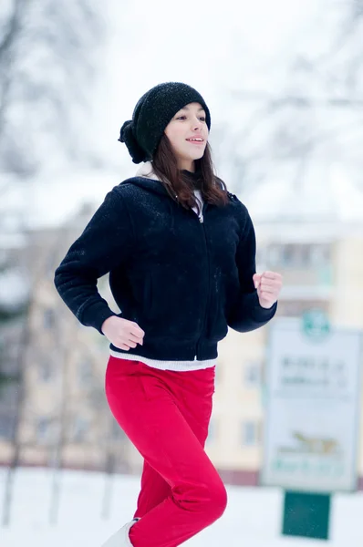 Chica joven corriendo en un frío día de invierno —  Fotos de Stock