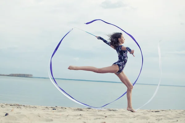 Jovem ginasta menina dança com fita — Fotografia de Stock