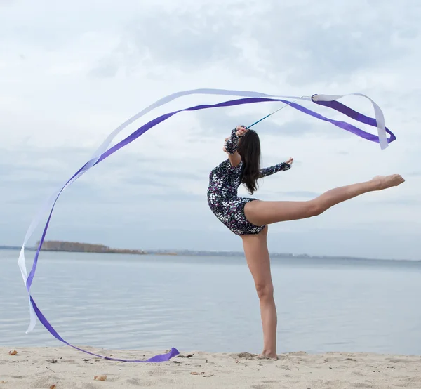 Jonge gymnast meisje dans met lint — Stockfoto