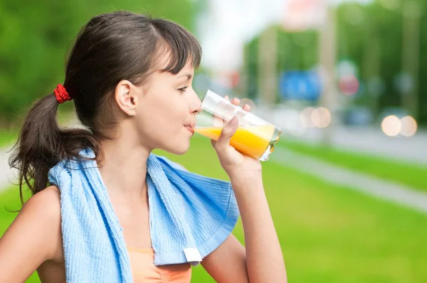 Flickan dricka saft efter träning — Stockfoto