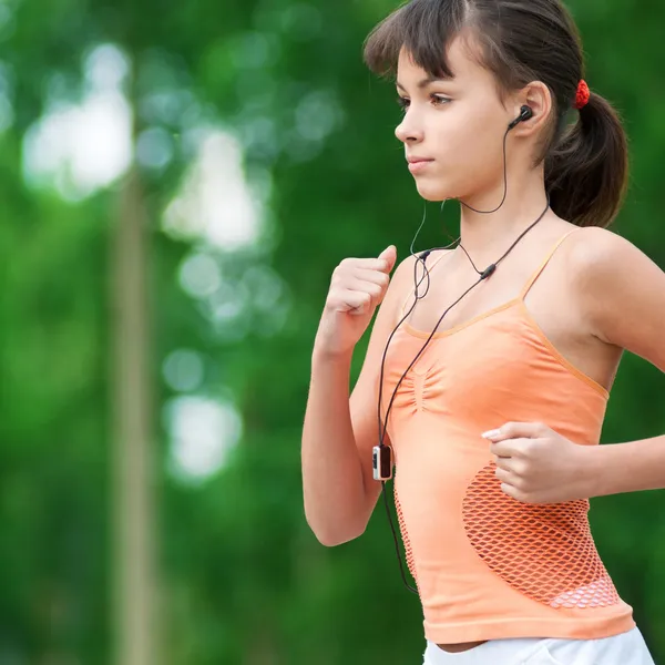 Adolescente chica corriendo en verde parque —  Fotos de Stock