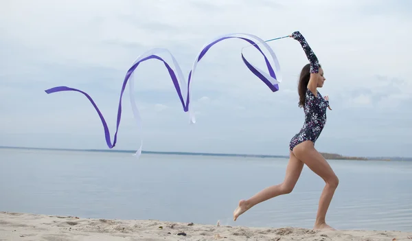 Jovem ginasta menina dança com fita — Fotografia de Stock