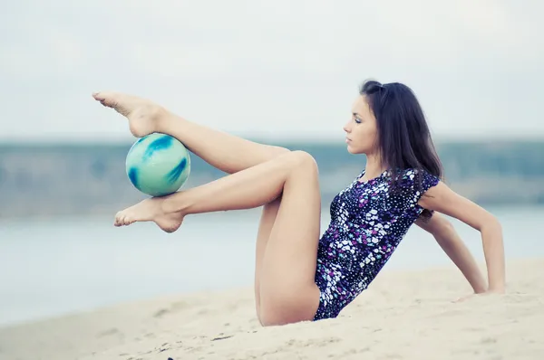 Fiatal tornász lány tánc labda — Stock Fotó
