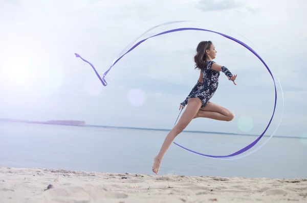 Joven gimnasta chica danza con cinta —  Fotos de Stock