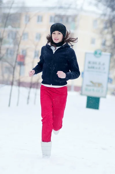 年轻的女孩，在一天的寒冷的冬天上运行 — 图库照片
