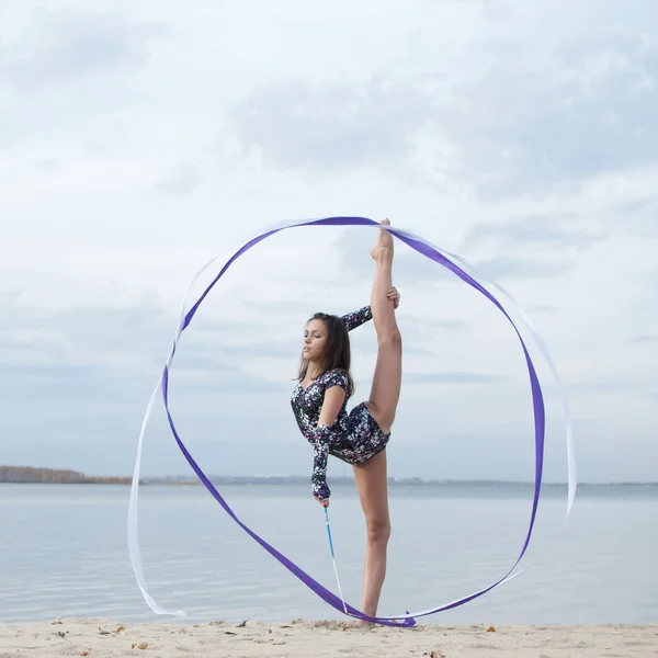 リボン付きの若い体操選手の女の子のダンス — ストック写真