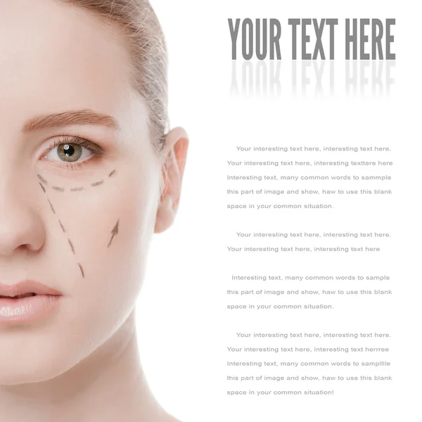 Estetista disegnare linee di correzione sul viso della donna — Foto Stock