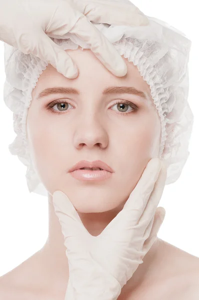 Medizinische Gesichtsuntersuchung der schönen Frau — Stockfoto