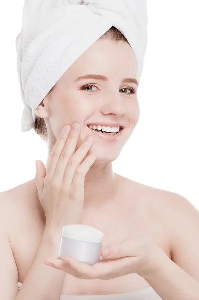 Mulher aplicando creme hidratante no rosto — Fotografia de Stock
