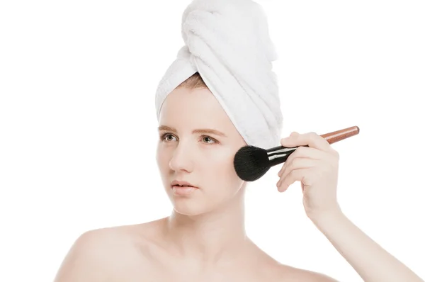 Schöne Frau mit Make-up Pinsel — Stockfoto