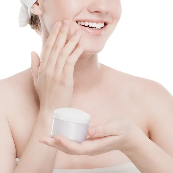 Vrouw toepassing moisturizer crème op gezicht — Stockfoto