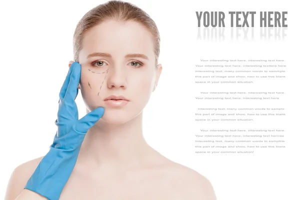Esthéticienne tracer des lignes de correction sur le visage féminin — Photo
