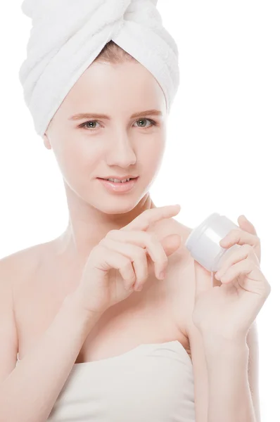 Vrouw toepassing moisturizer crème op gezicht — Stockfoto