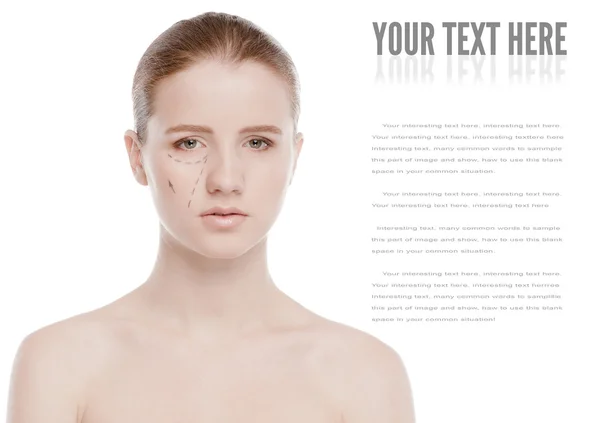Estetista disegnare linee di correzione sul viso della donna — Foto Stock
