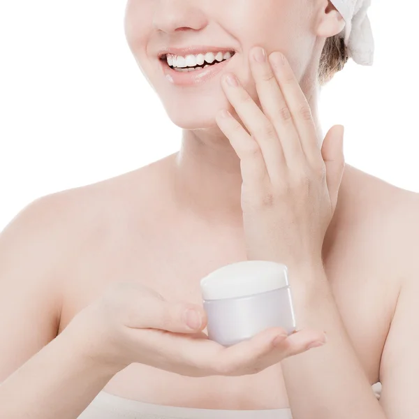 Vrouw toepassing moisturizer crème op gezicht — Stockfoto