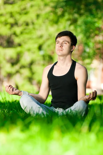 Een jonge man doen yoga oefening — Stockfoto