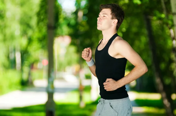 Młody człowiek jogging w parku — Zdjęcie stockowe