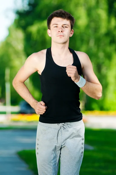 Młody człowiek jogging w parku — Zdjęcie stockowe