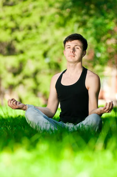 Yoga egzersiz yaparak genç bir adam — Stok fotoğraf