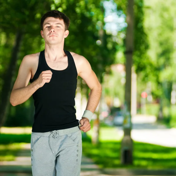 Jovem jogging homem no parque — Fotografia de Stock