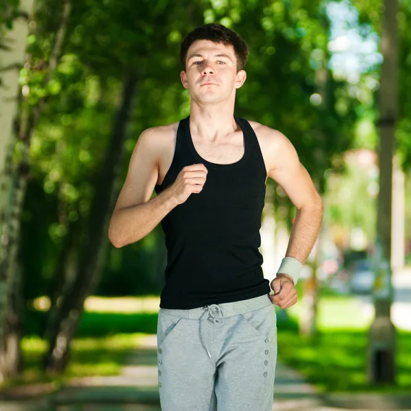 Jovem jogging homem no parque — Fotografia de Stock