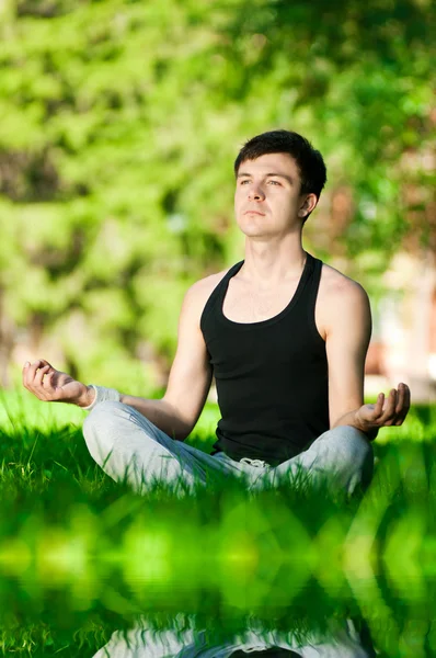 Um jovem fazendo exercício de ioga — Fotografia de Stock