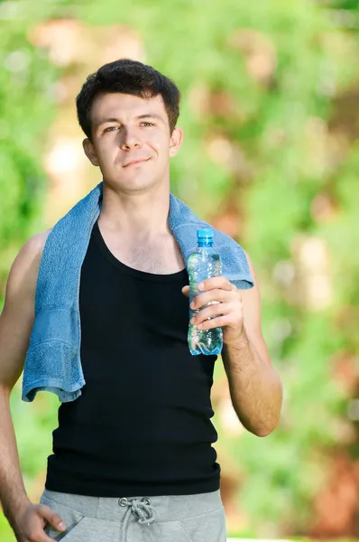 Hombre beber agua después de fitness —  Fotos de Stock