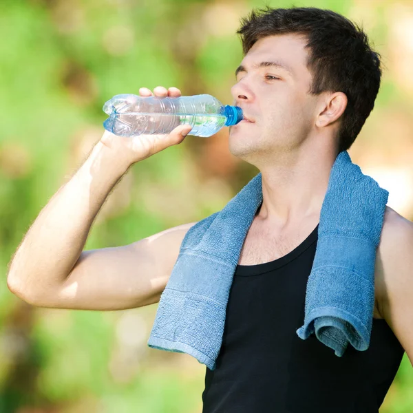 Man drinkwater na fitness — Stockfoto