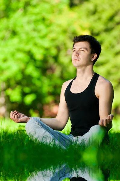 Een jonge man doen yoga oefening — Stockfoto