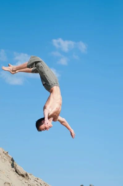 Opgewonden jonge man springen in de lucht — Stockfoto