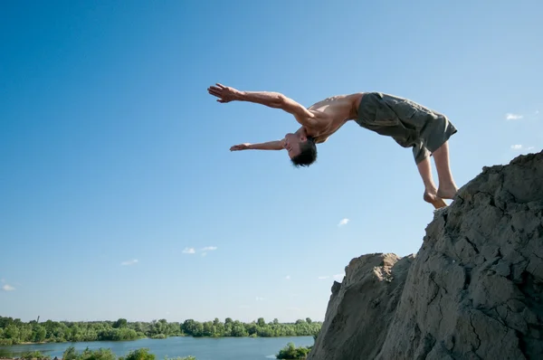 Jeune homme excité sautant dans l'air — Photo