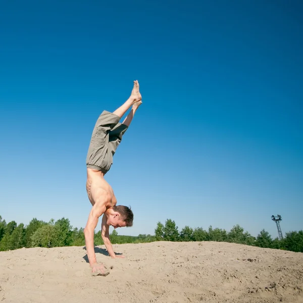 空気中のジャンプ興奮若い男 — ストック写真
