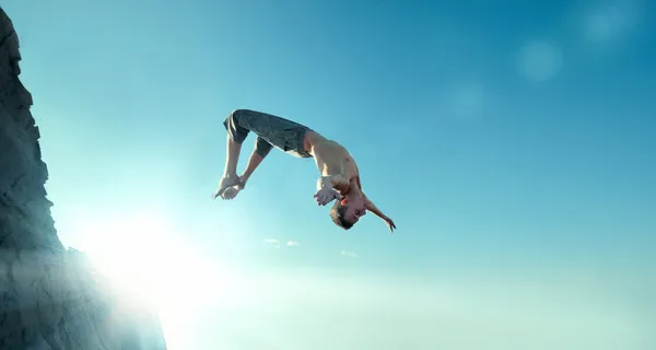 Захоплений молодий чоловік стрибає в повітрі — стокове фото