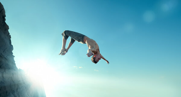 Возбужденный молодой человек, прыгающий в воздух
