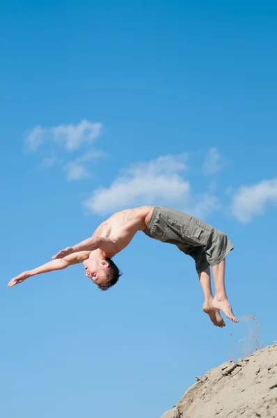 Jeune homme excité sautant dans l'air — Photo