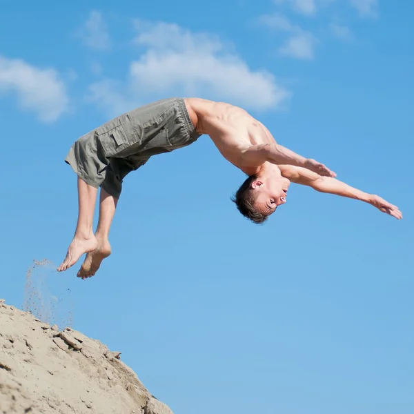 Jeune homme excité sautant dans l'air — Photo