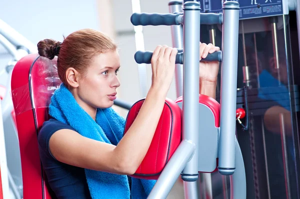 Woman at the gym exercising — Stock Photo, Image