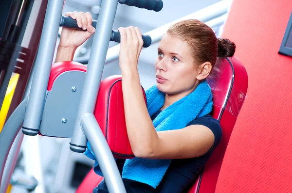Kobieta na siłowni ćwiczenia — Zdjęcie stockowe