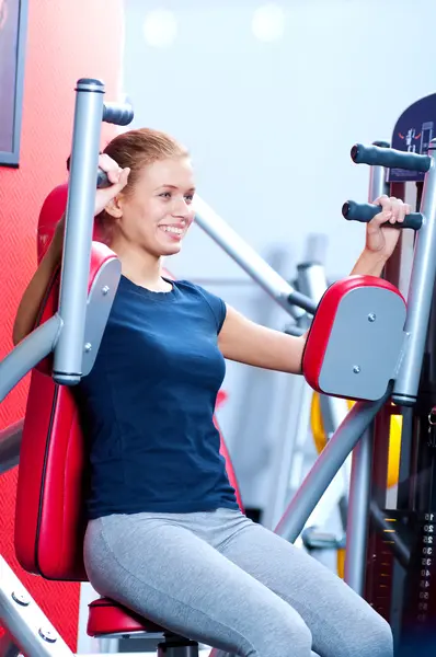 Kvinna på gym utövar — Stockfoto