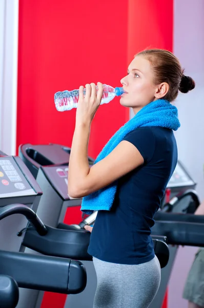 Kadın spor salonu içme suyu — Stok fotoğraf