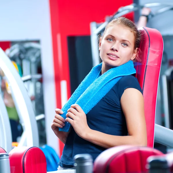 Woman at the gym exercising — Stock Photo, Image