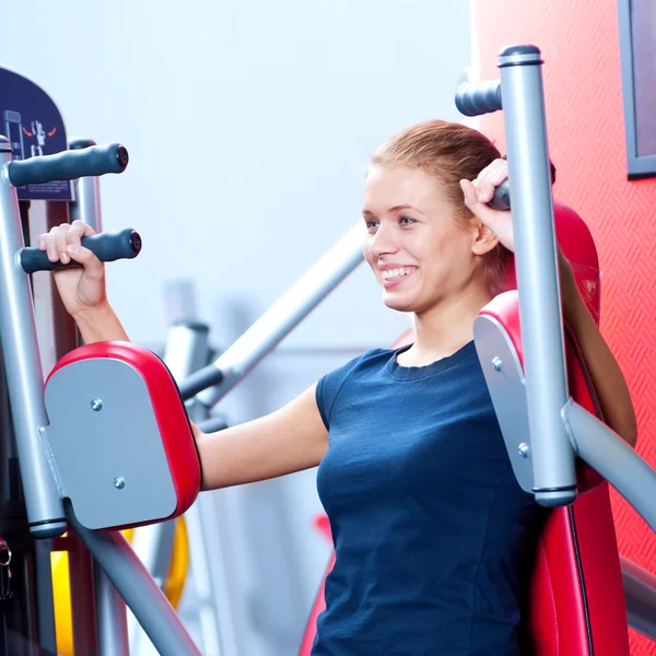 Femme au gymnase faisant de l'exercice — Photo