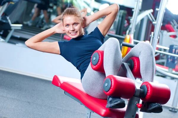 Kvinna på gym utövar — Stockfoto