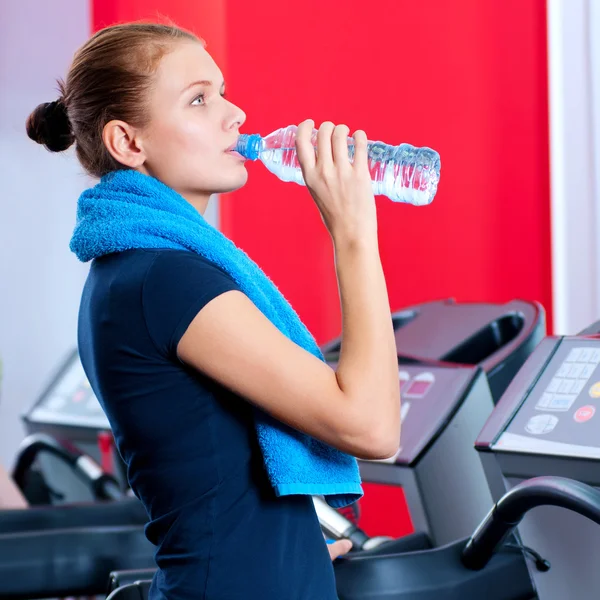 Donna in palestra che beve acqua — Foto Stock