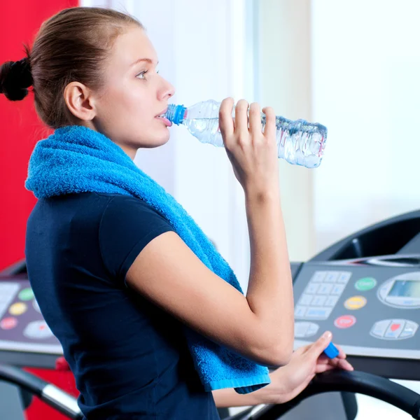 Femme à la salle de gym eau potable — Photo