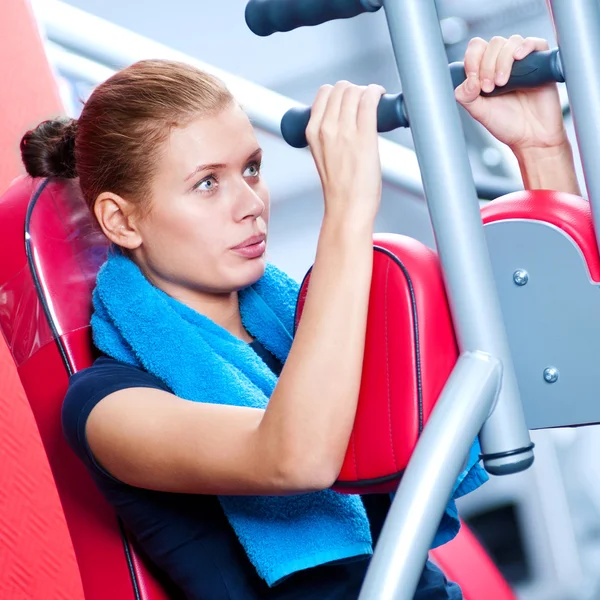Mujer en el gimnasio haciendo ejercicio — Foto de Stock