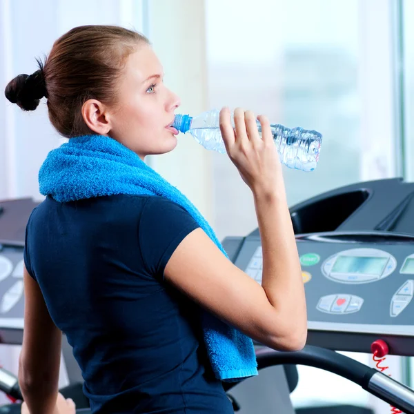Kvinna på dricksvattnet gym — Stockfoto