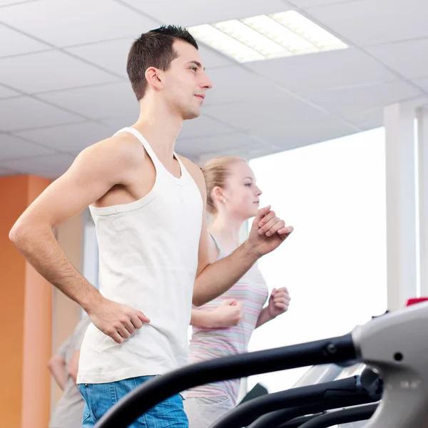 Man op de sportschool uit te oefenen. uitvoeren. — Stockfoto