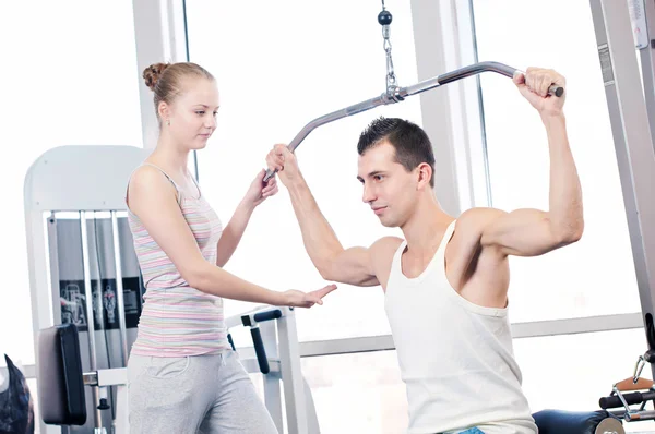 Gym man en vrouw doen oefening — Stockfoto