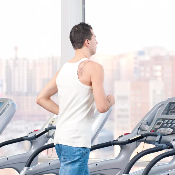 Hombre en el gimnasio haciendo ejercicio. Corre. . —  Fotos de Stock